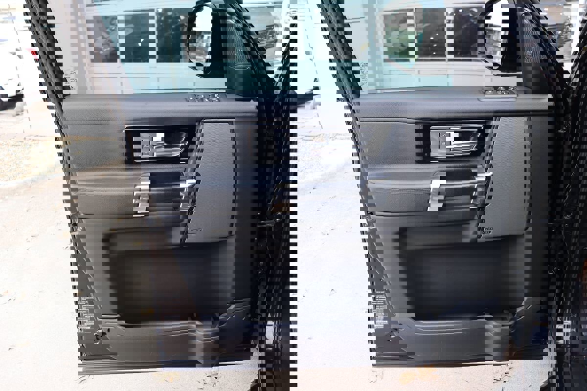 Used 2016 Land Rover LR4 HSE image 44