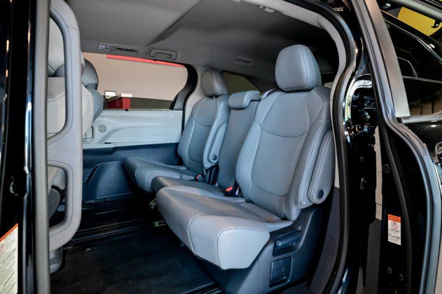 Used 2023 Toyota Sienna XLE FWD image 17