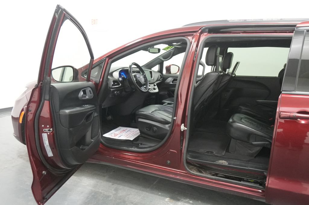 Used 2021 Chrysler Pacifica Touring-L w/ Uconnect Theater Family Group AWD/4WD image 25