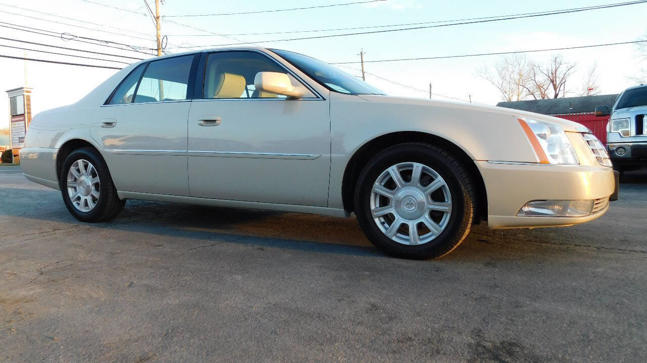 Used 2011 Cadillac DTS FWD image 35