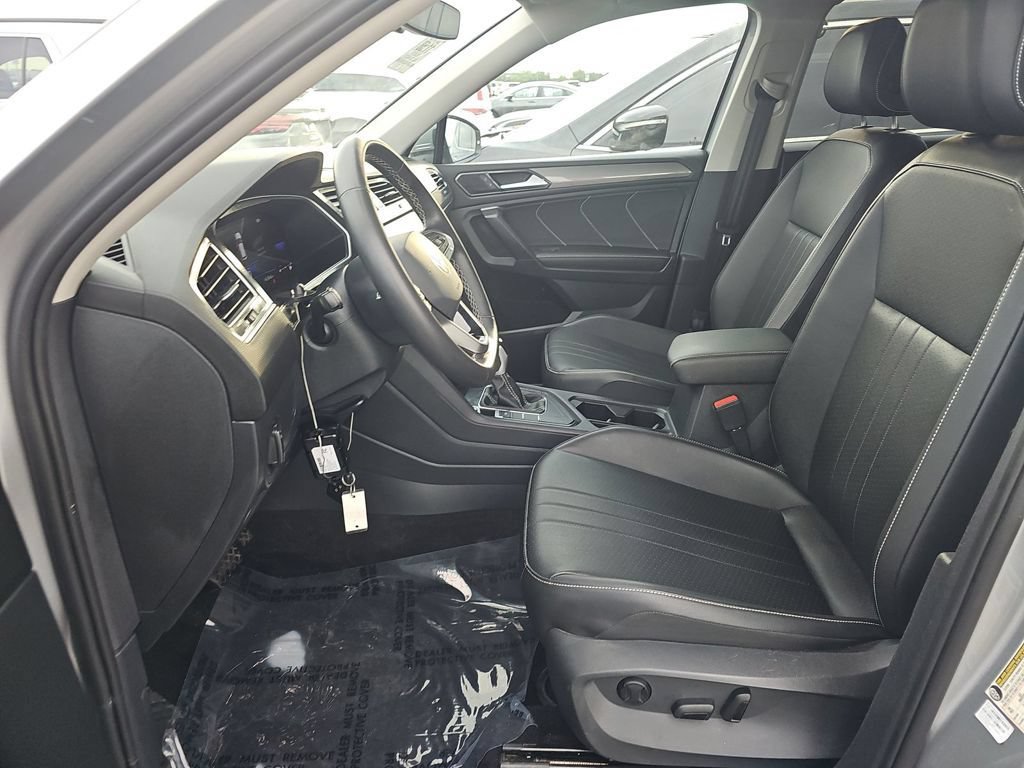 Used 2023 Volkswagen Tiguan SE w/ Panoramic Sunroof Package FWD image 13