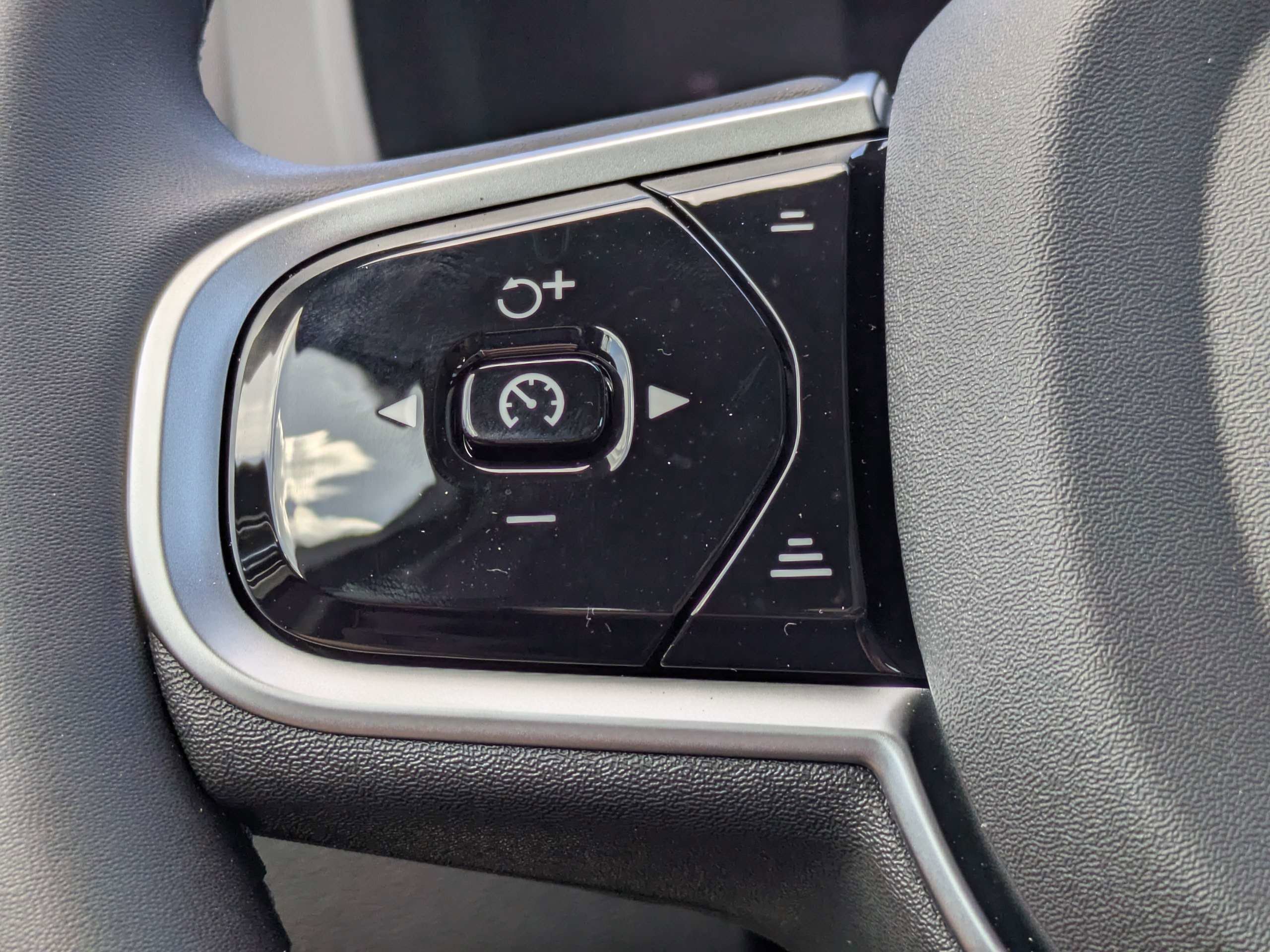 New 2026 Volvo XC60 B5 Plus w/ Protection Package Premier image 24