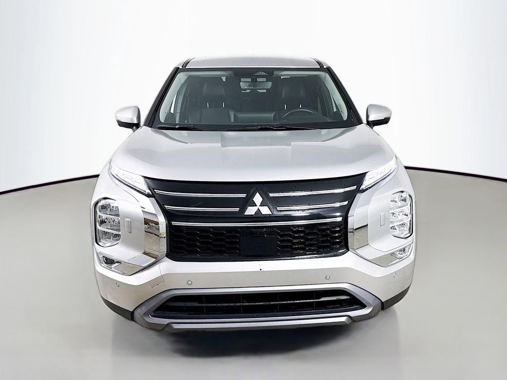 Used 2025 Mitsubishi Outlander SE image 2