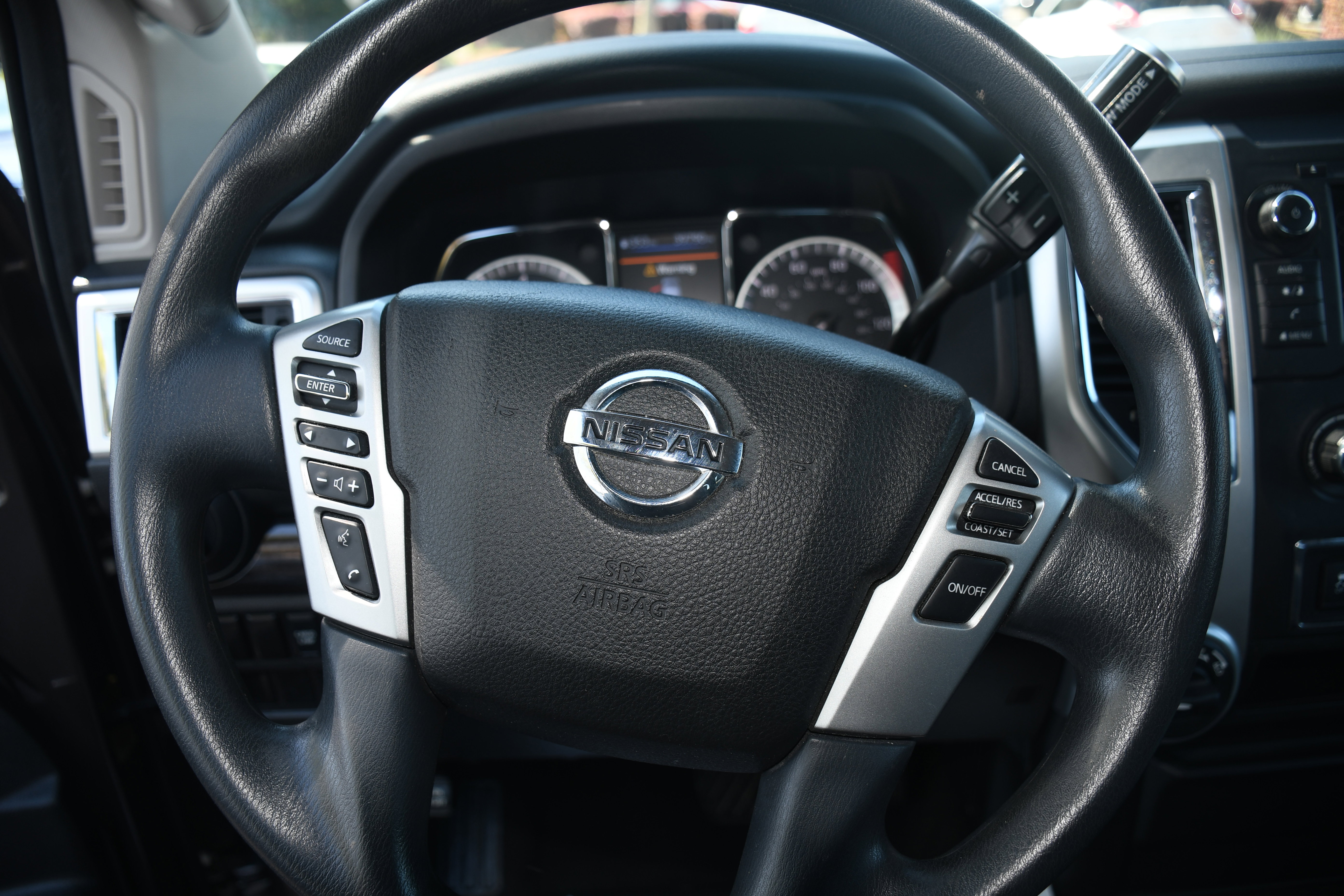 Used 2019 Nissan Titan SV image 12
