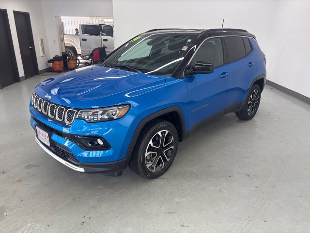 Used 2024 Jeep Compass Limited AWD/4WD image 3