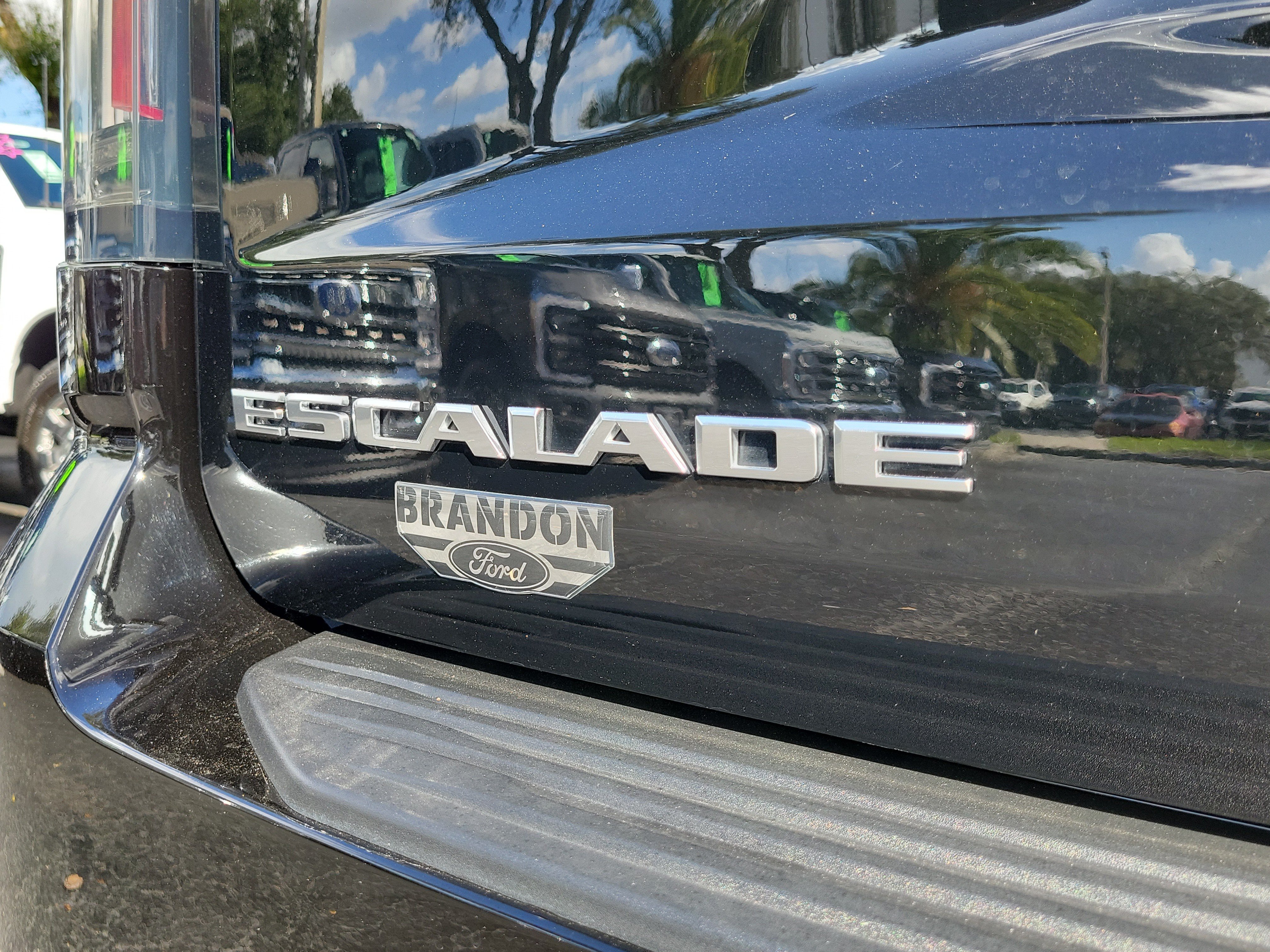 Used 2025 Cadillac Escalade ESV V AWD/4WD image 9