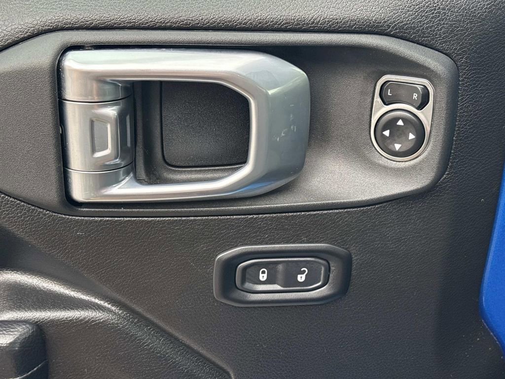 Used 2025 Jeep Wrangler Unlimited Rubicon image 3
