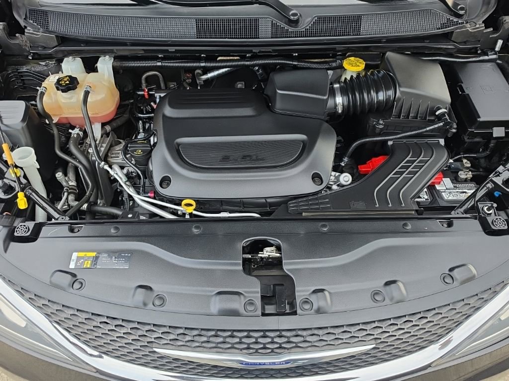 Used 2020 Chrysler Pacifica Touring-L FWD image 35