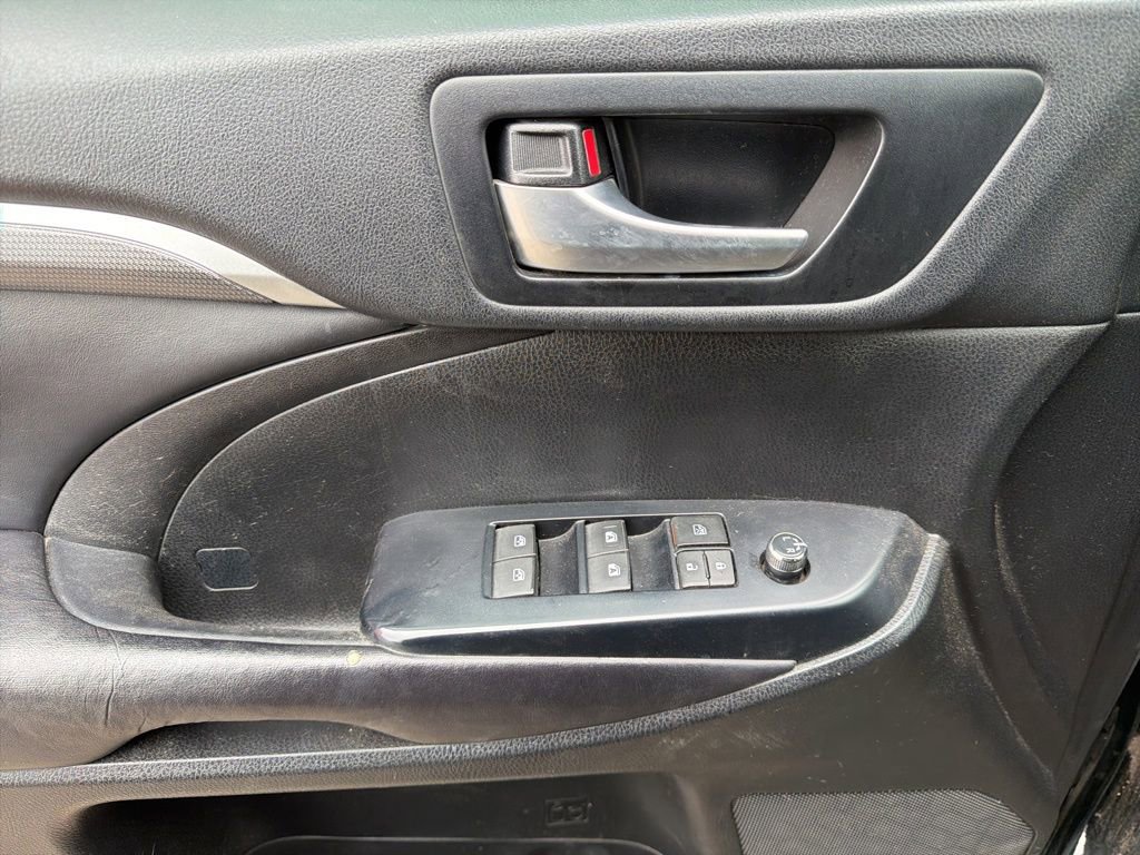 Used 2017 Toyota Highlander SE AWD/4WD image 13