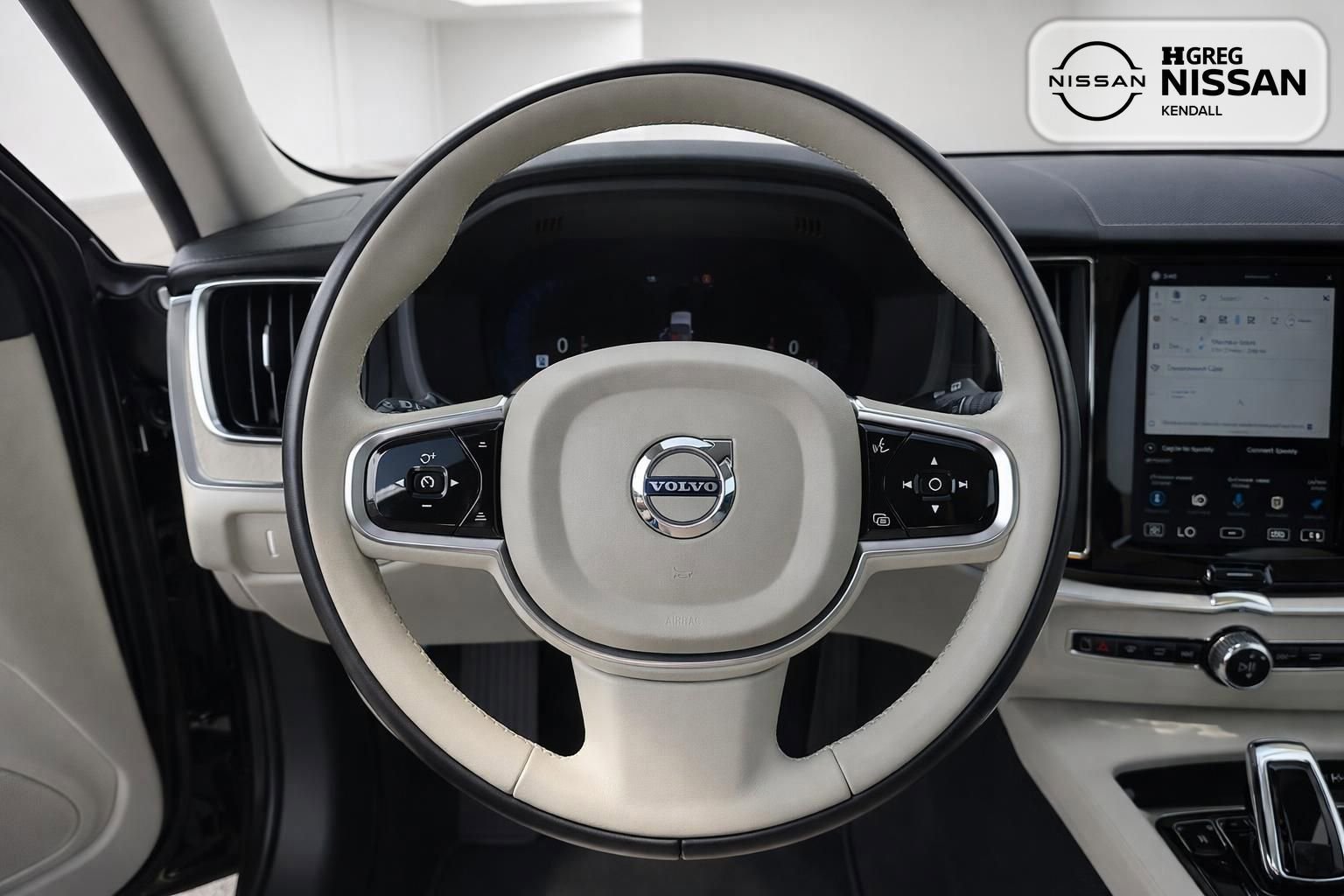 Used 2023 Volvo XC60 B5 Ultimate w/ Protection Package Premier FWD image 9