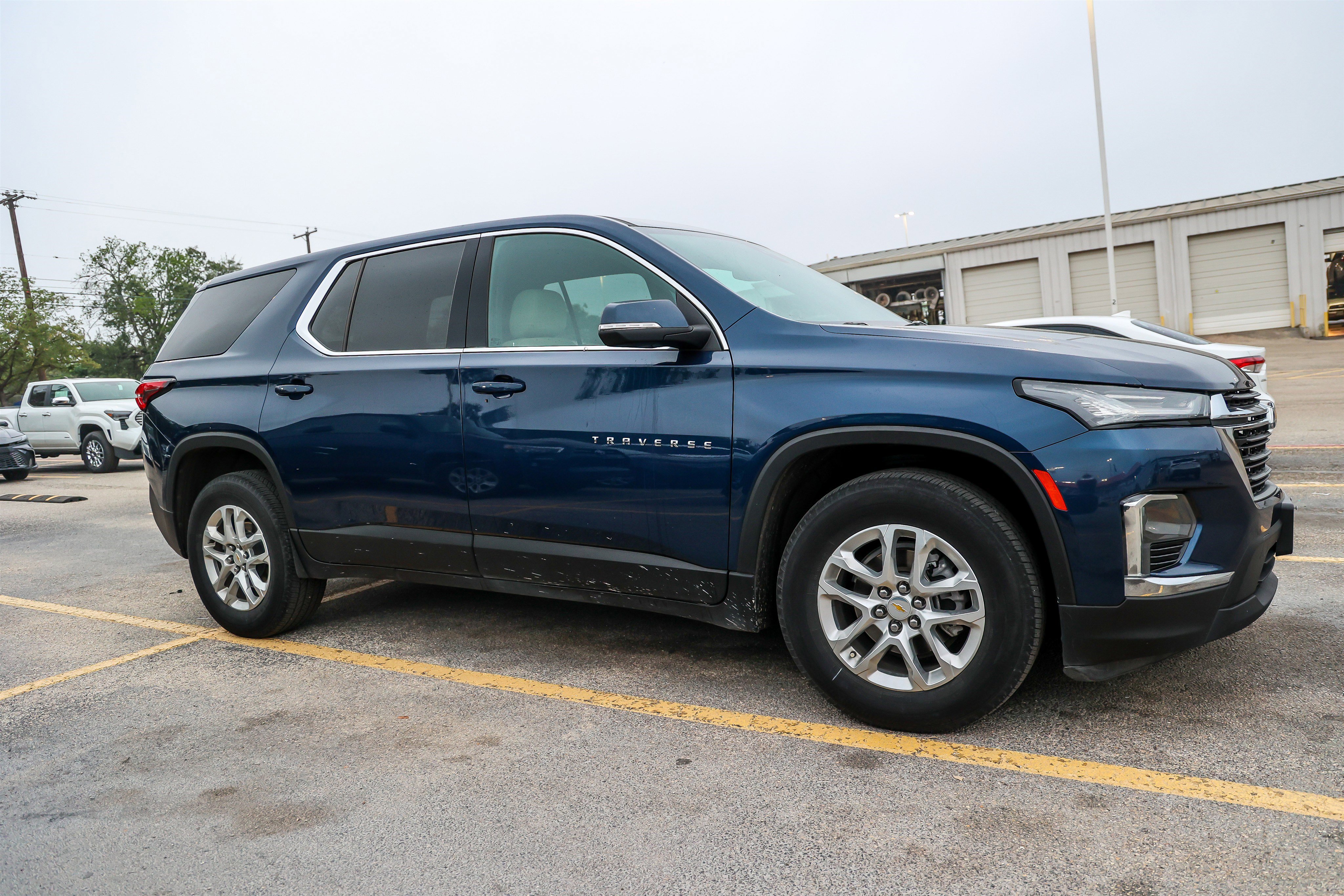 Used 2023 Chevrolet Traverse LS w/ Safety Package FWD image 7