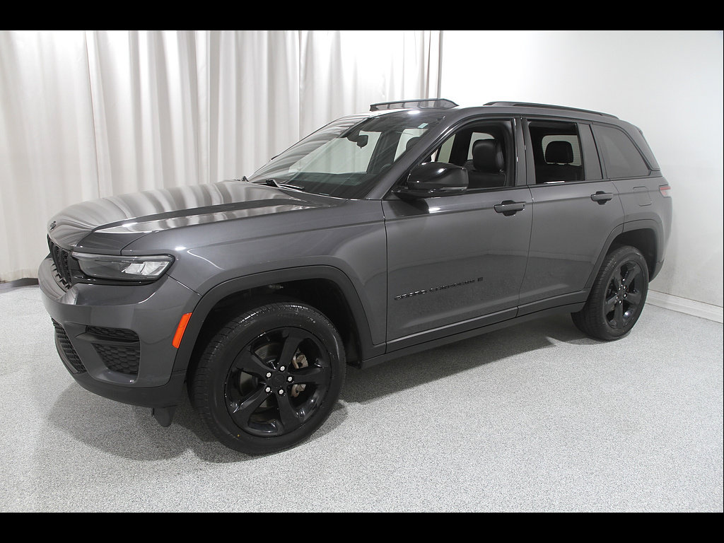 Used 2023 Jeep Grand Cherokee Altitude AWD/4WD image 3