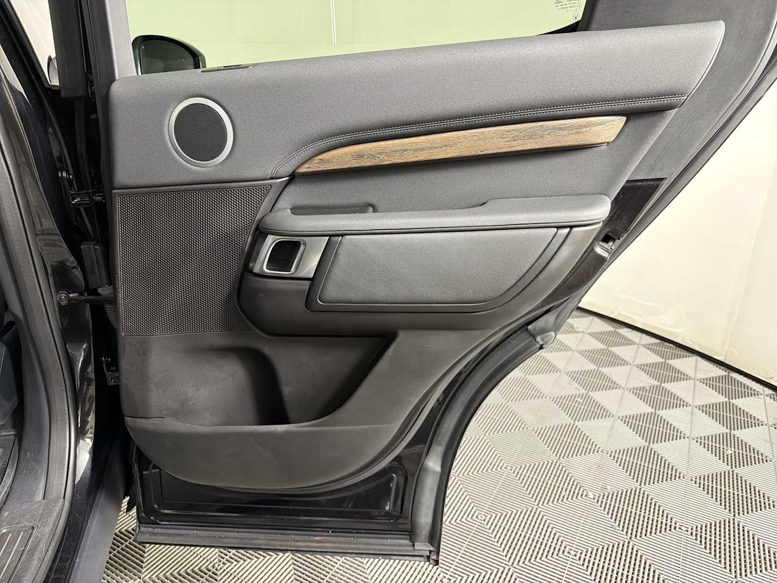Used 2017 Land Rover Discovery HSE AWD/4WD image 14