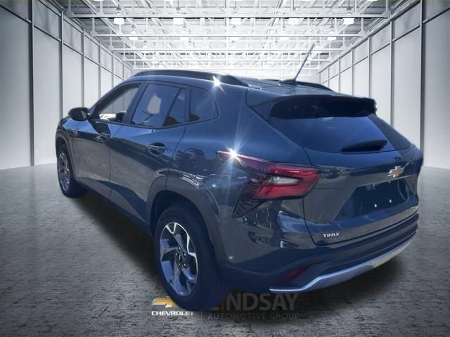 Used 2025 Chevrolet Trax LT FWD image 6