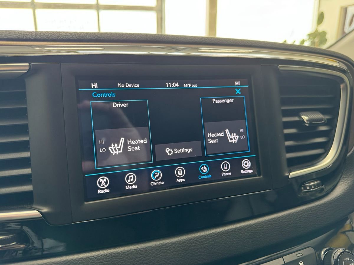 Used 2018 Chrysler Pacifica Touring-L FWD image 27