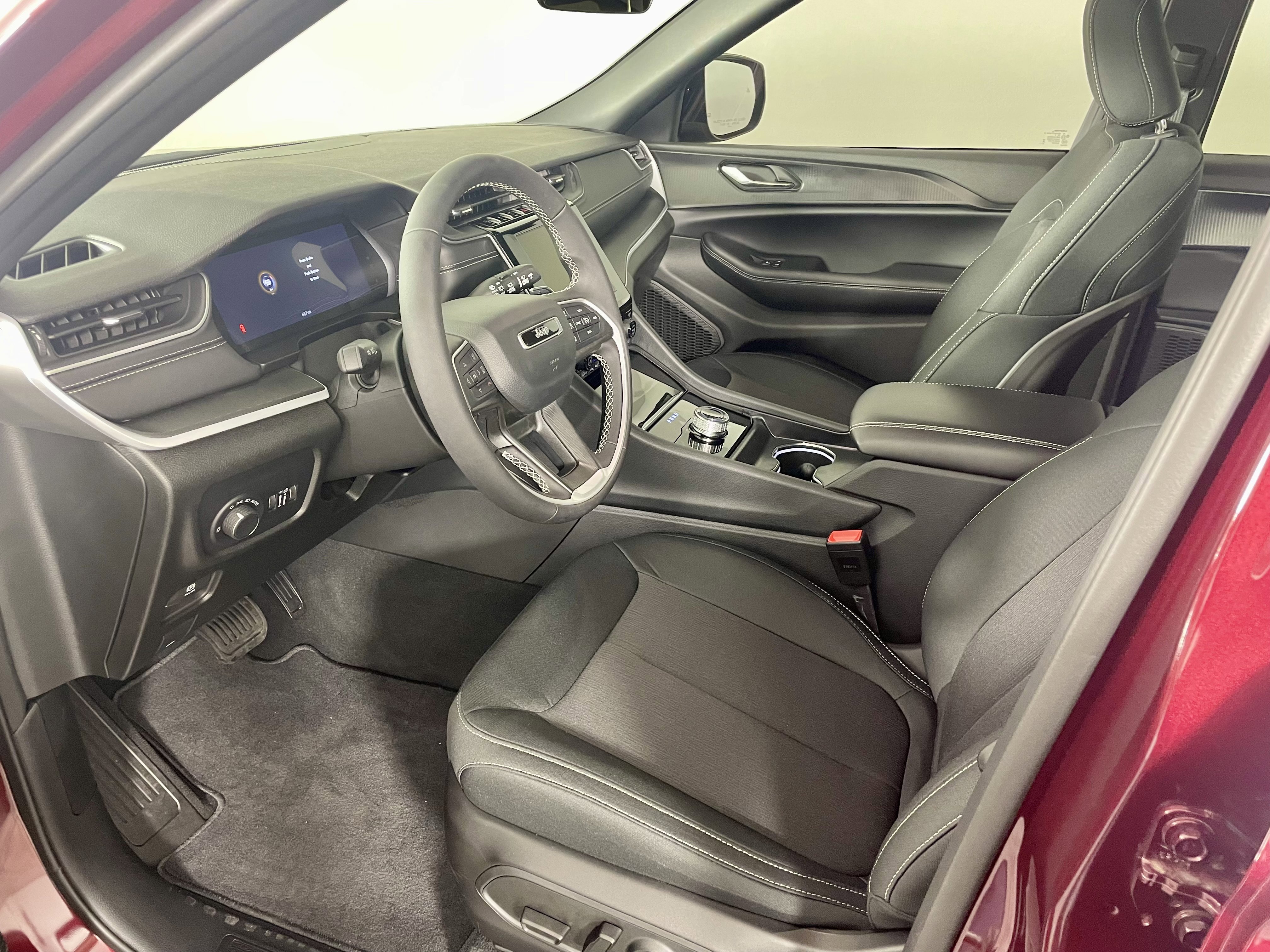 Certified 2025 Jeep Grand Cherokee Laredo image 12