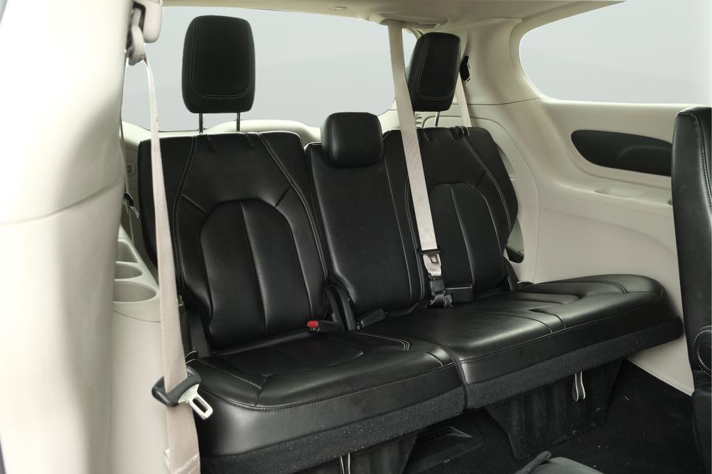Used 2023 Chrysler Pacifica Touring-L FWD image 37
