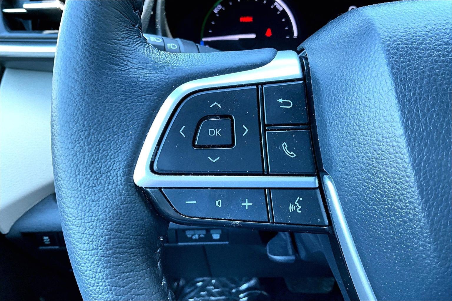 Used 2023 Toyota Sienna XLE FWD image 17