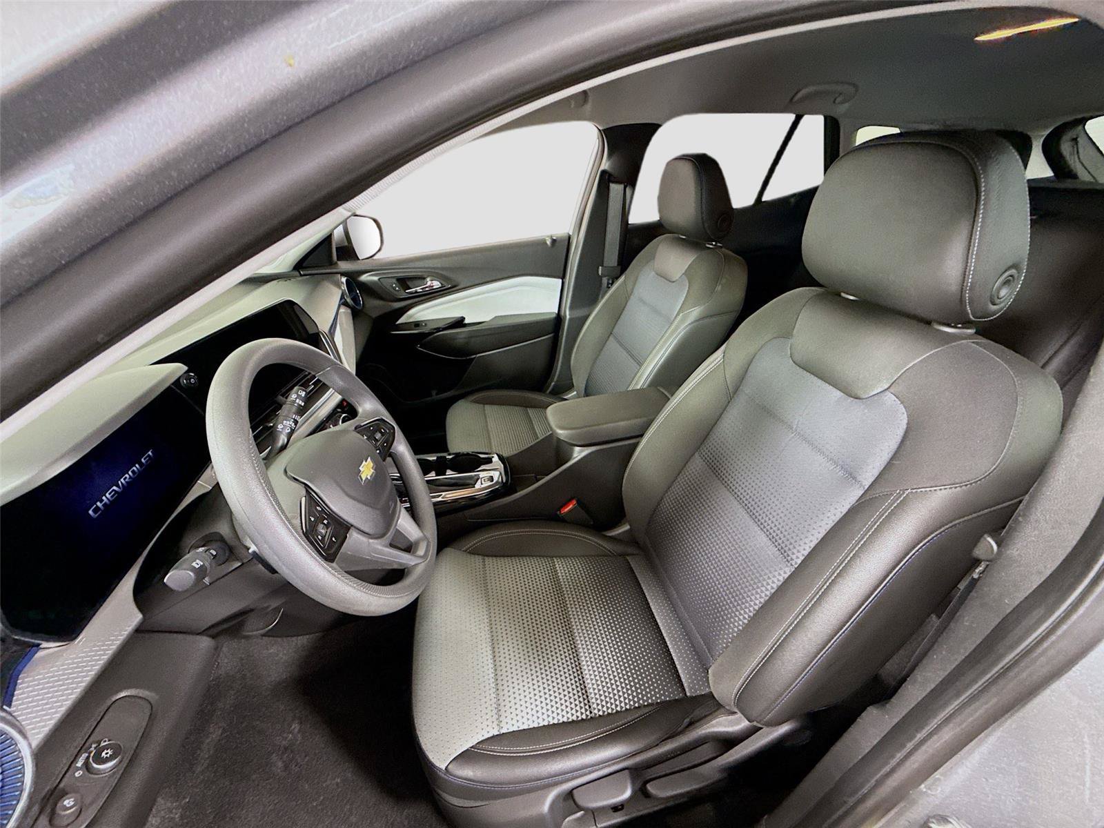 Used 2025 Chevrolet Trax LT FWD image 13