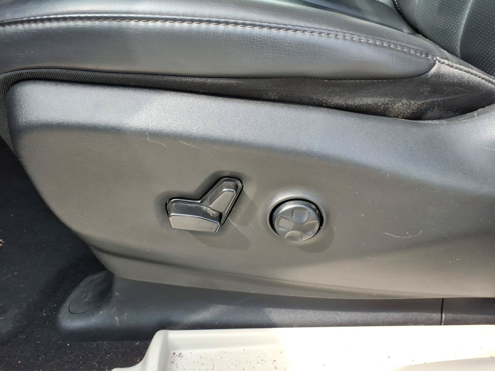 Used 2023 Chrysler Pacifica Touring-L FWD image 11