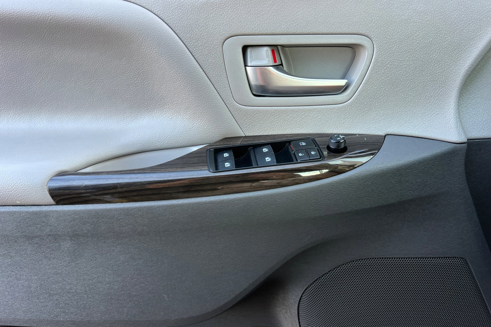 Used 2020 Toyota Sienna XLE image 11