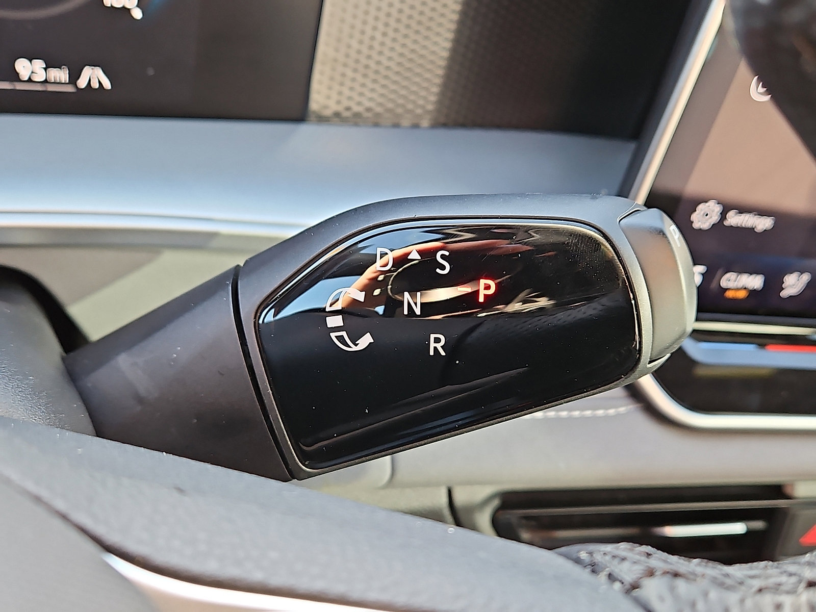 Certified 2025 Volkswagen Tiguan SE R-Line image 19