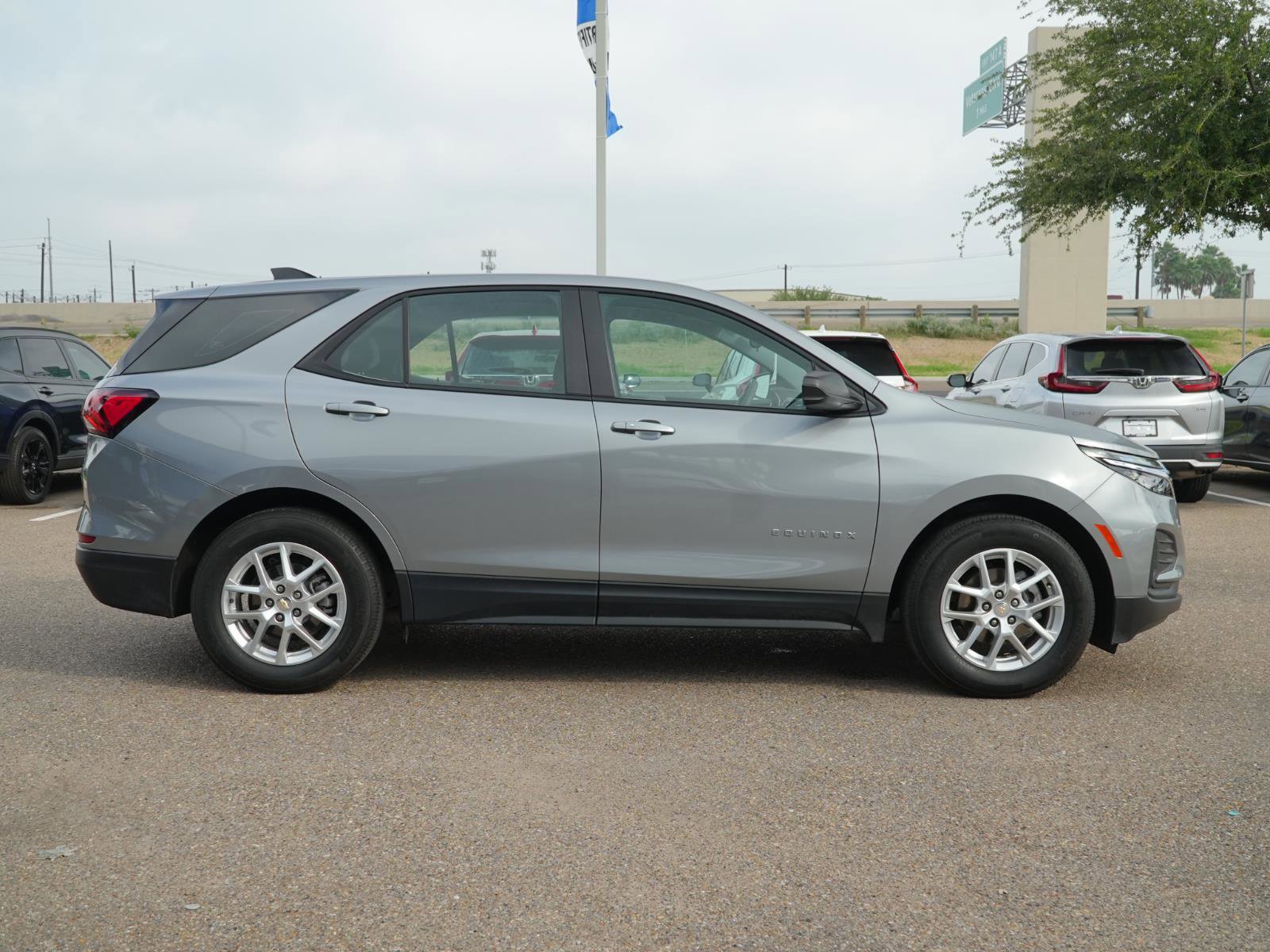 Used 2023 Chevrolet Equinox LS FWD image 4