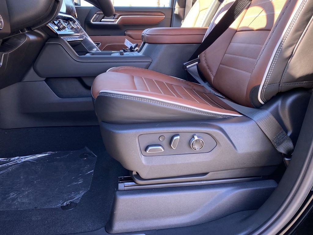 New 2026 GMC Sierra 2500 Denali Ultimate w/ LPO, Black Badging Package image 32