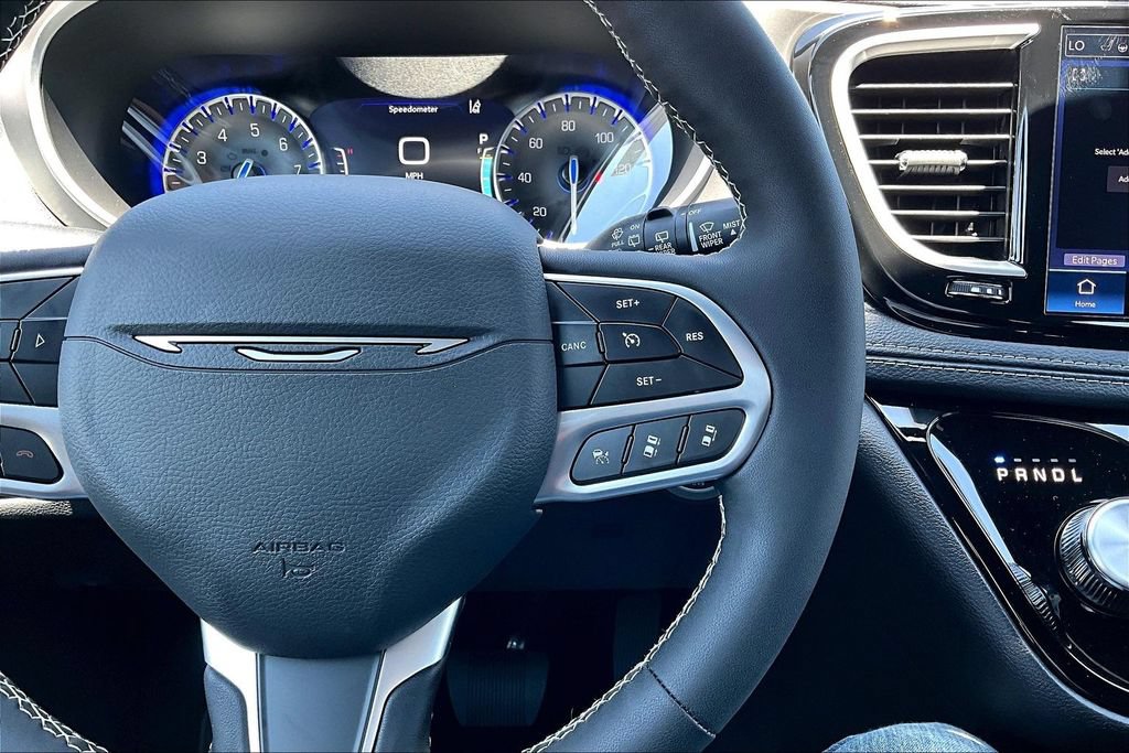 New 2027 Chrysler Pacifica Select FWD image 7