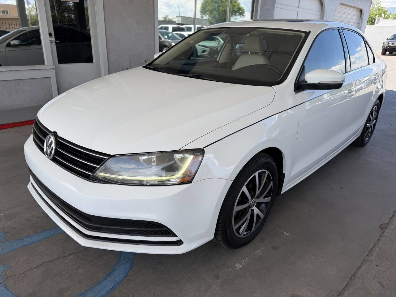 Used 2017 Volkswagen Jetta SE FWD image 4