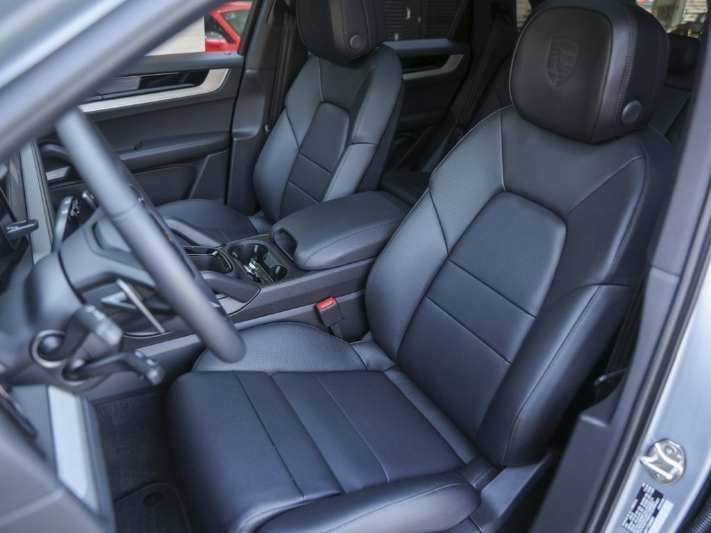 Certified 2026 Porsche Cayenne AWD/4WD image 5