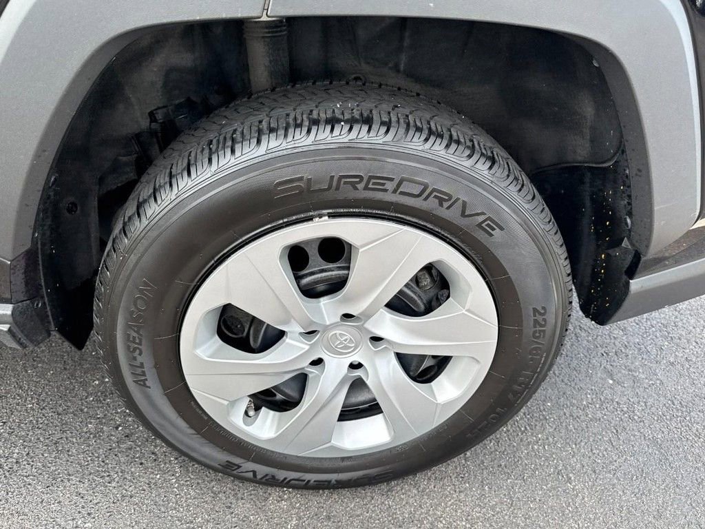 Used 2021 Toyota RAV4 LE image 7