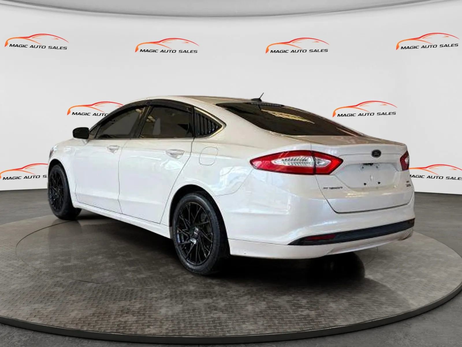 Used 2016 Ford Fusion SE w/ Equipment Group 202A image 4