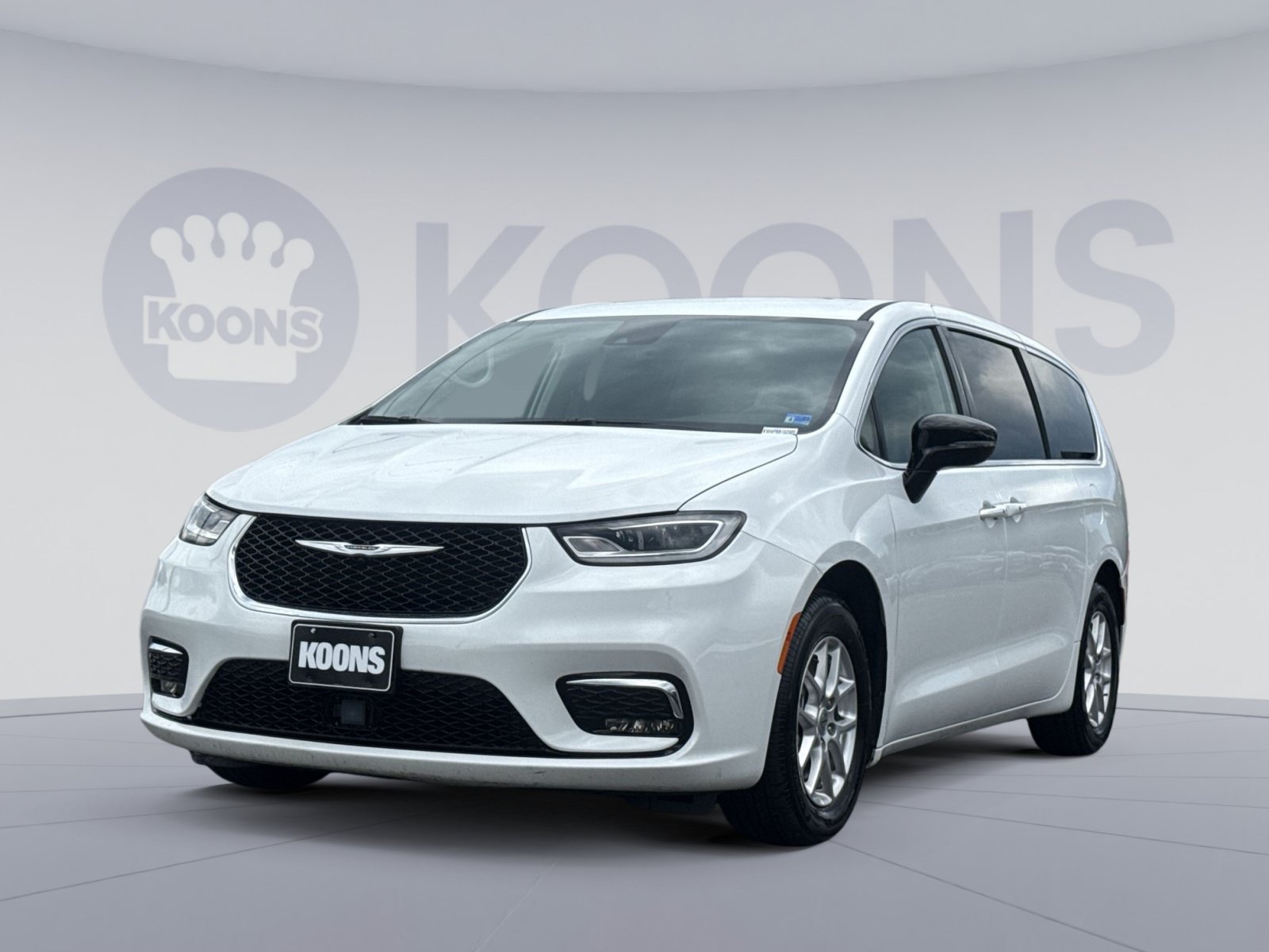 Used 2024 Chrysler Pacifica Touring-L FWD image 1