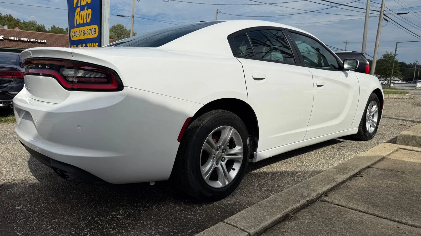 Used 2020 Dodge Charger SXT w/ Leather Interior Group RWD image 6