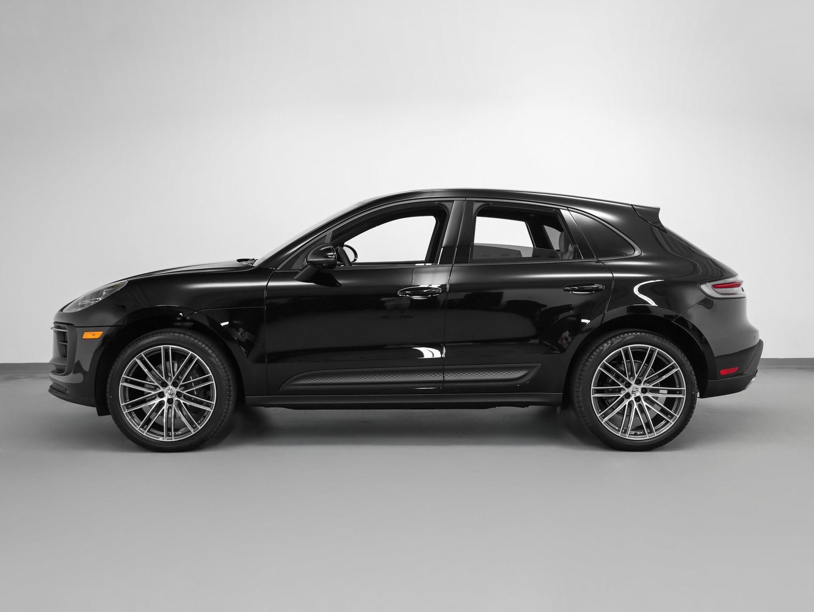 Used 2025 Porsche Macan image 2