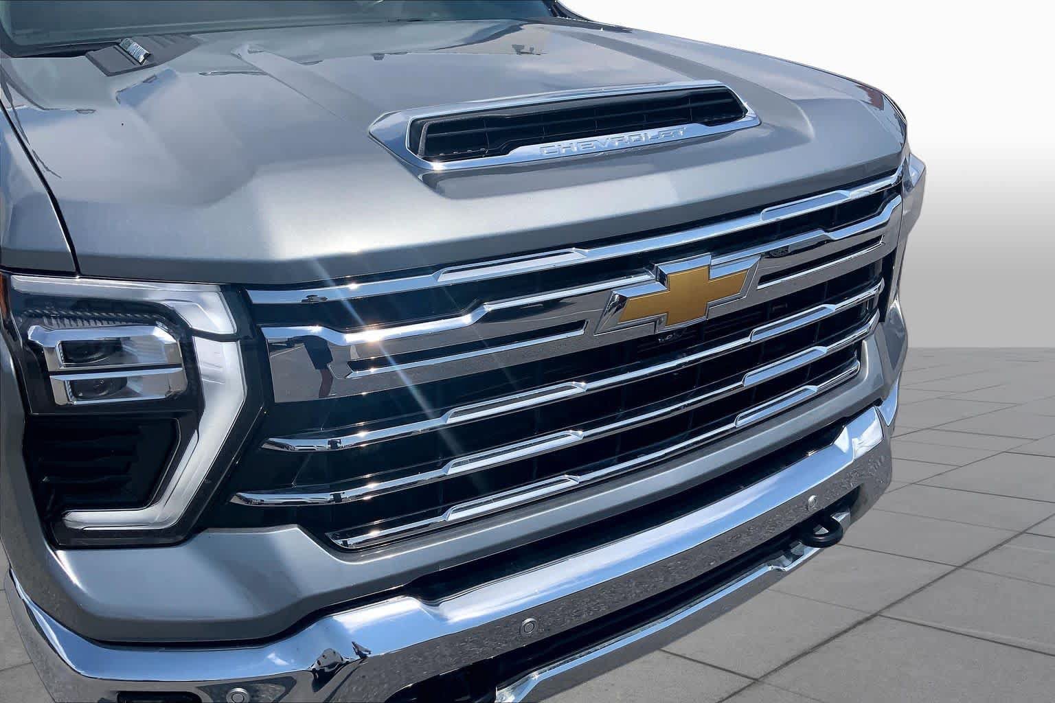 Used 2025 Chevrolet Silverado 2500 LTZ w/ LTZ Convenience Package AWD/4WD image 30