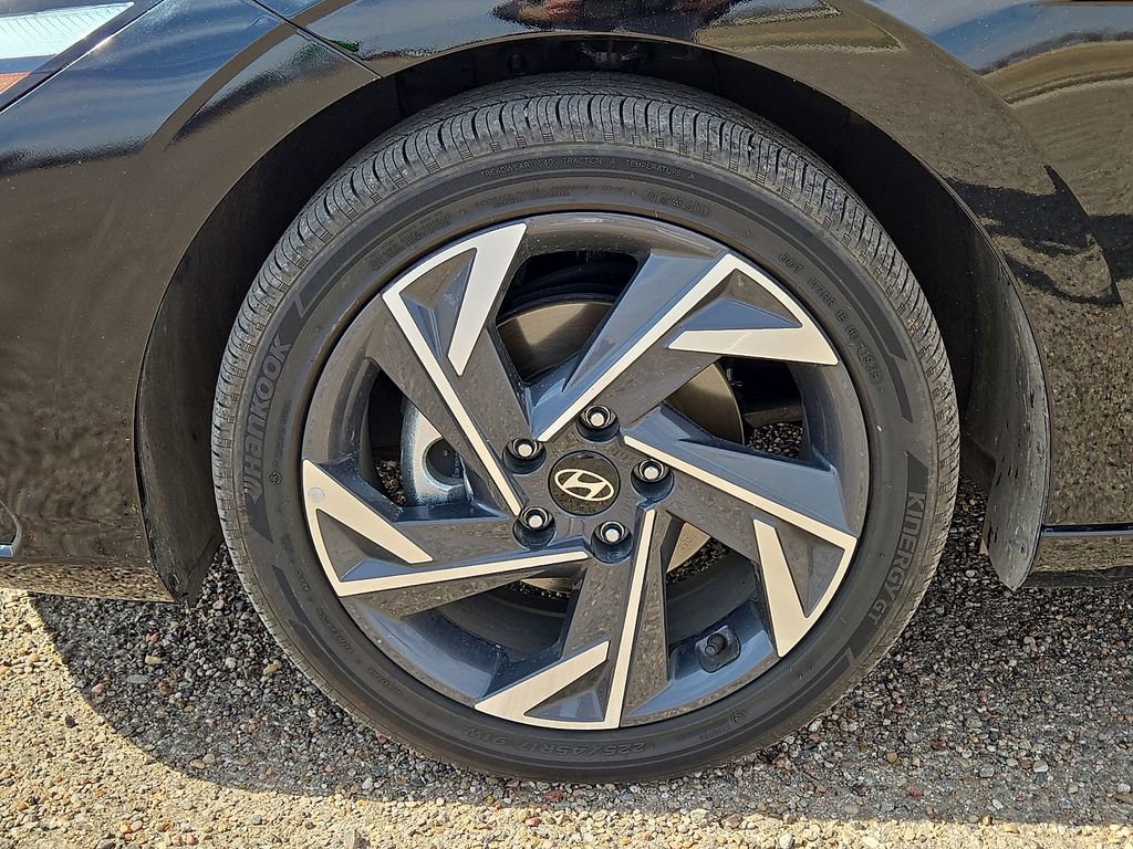 Used 2025 Hyundai Elantra Limited image 10