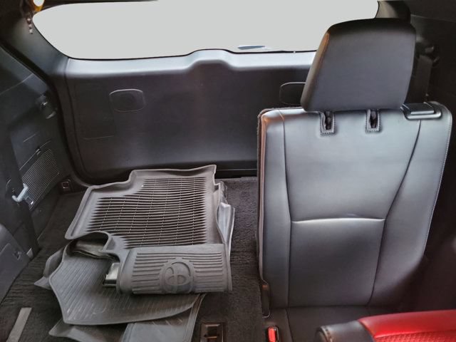 Used 2022 Toyota Highlander XSE FWD image 13