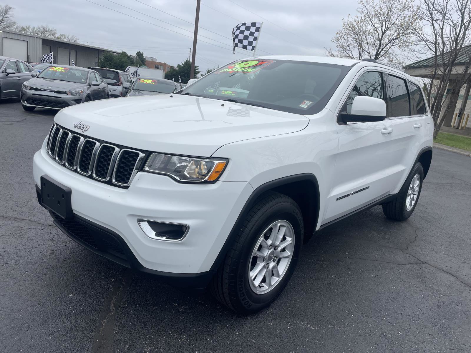 Used 2020 Jeep Grand Cherokee Laredo image 3