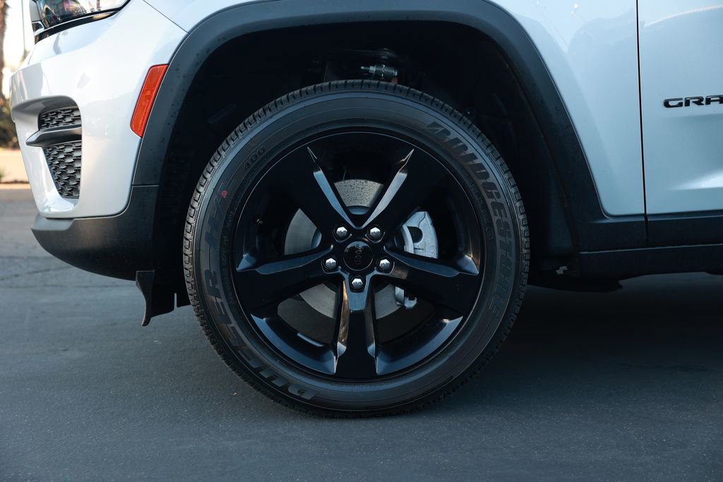 New 2025 Jeep Grand Cherokee Altitude image 8