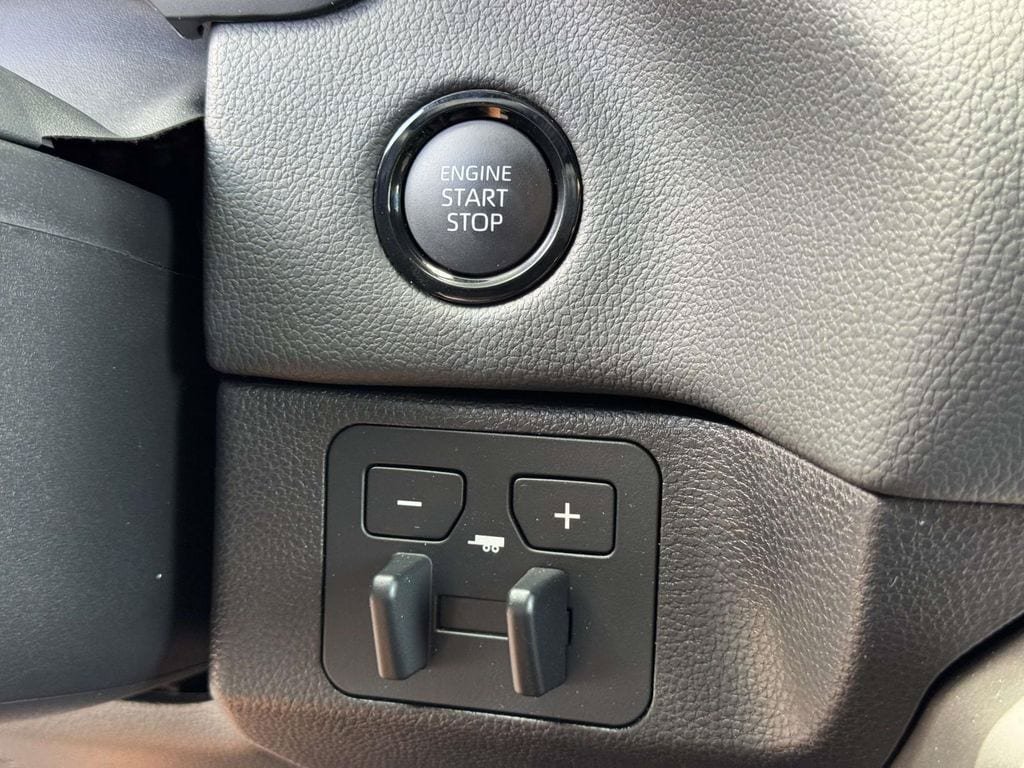 Used 2026 Toyota Tundra Limited AWD/4WD image 8