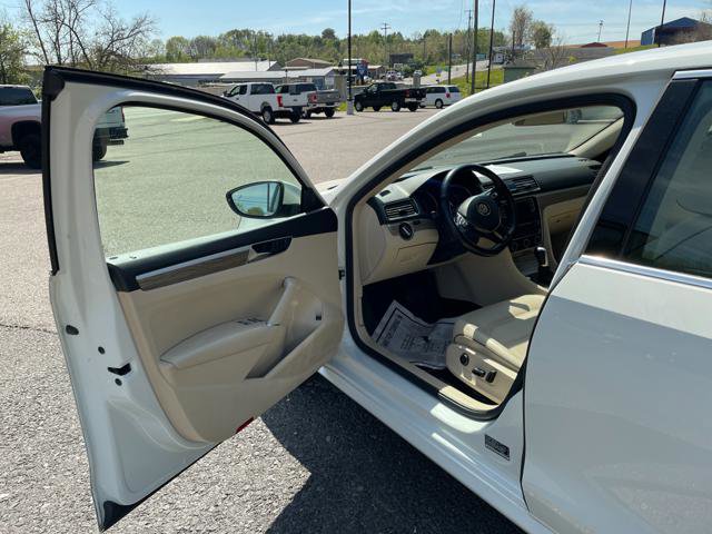 Used 2018 Volkswagen Passat 2.0T SE FWD image 14