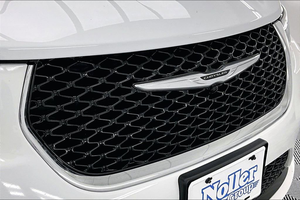 Used 2025 Chrysler Pacifica Select image 29