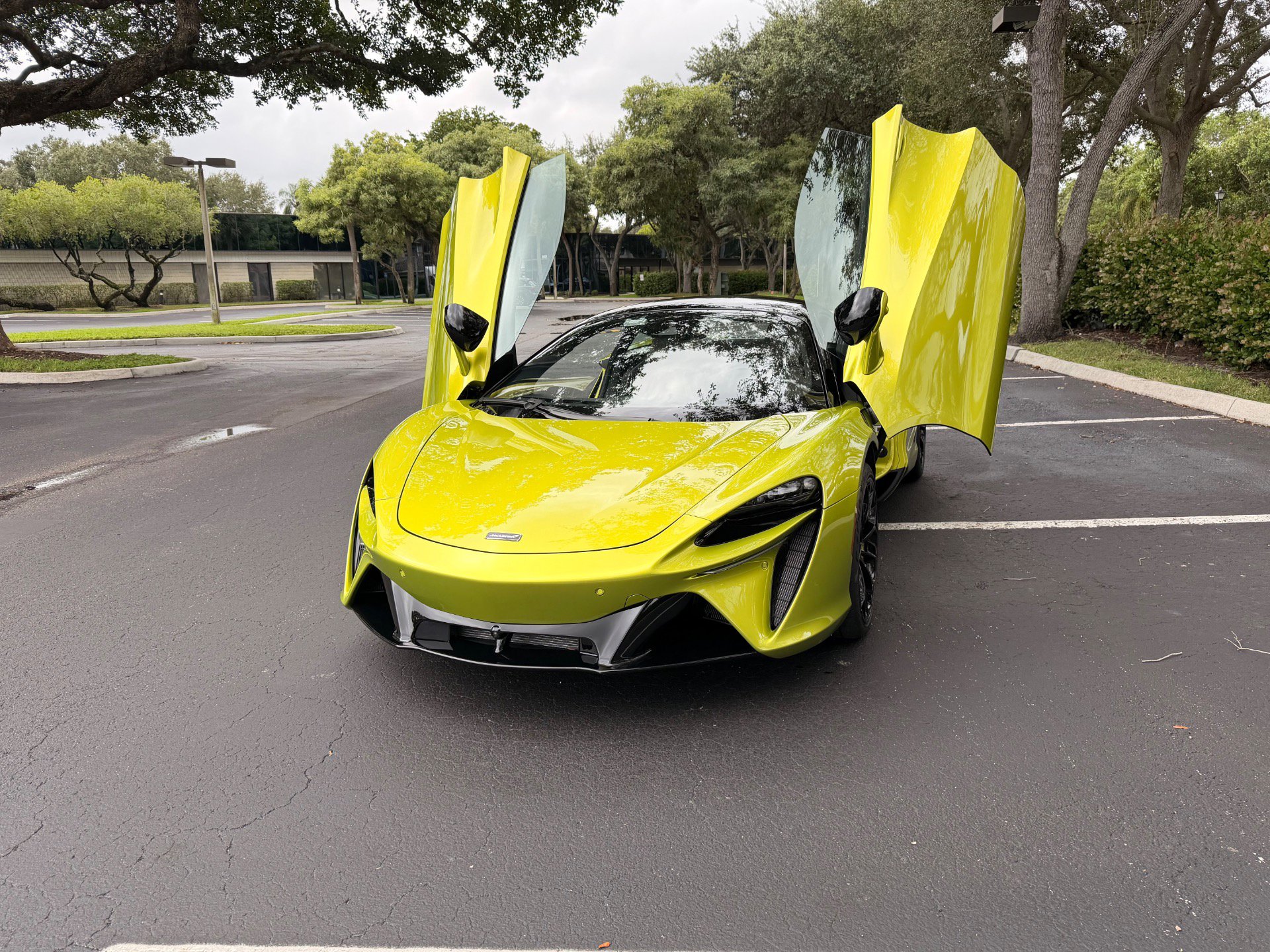 Used 2023 McLaren Artura image 13