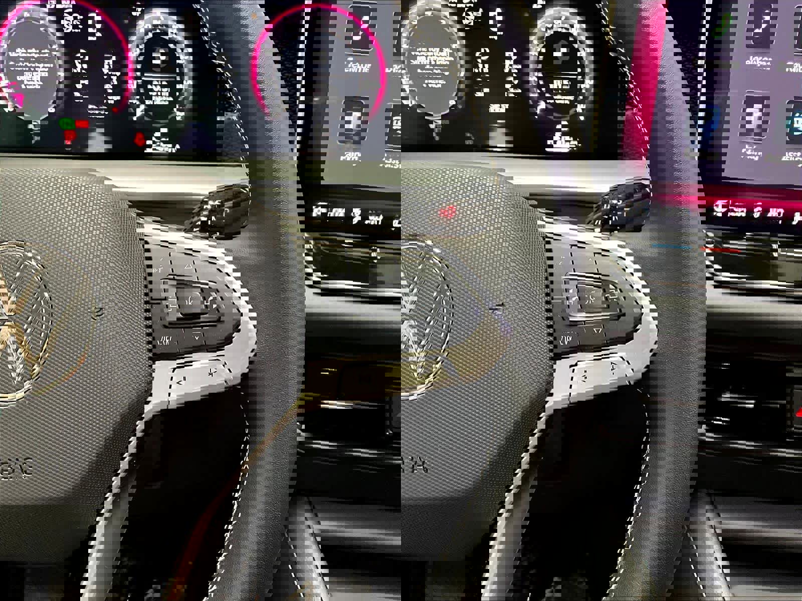 Used 2025 Volkswagen Tiguan SE w/ Panoramic Sunroof Package image 21