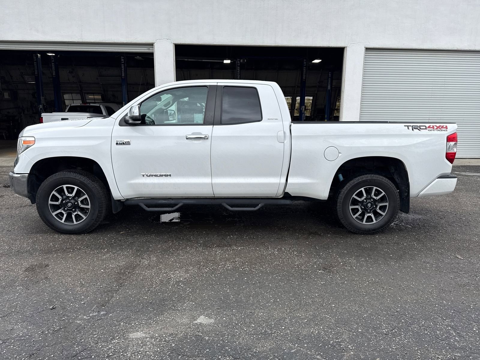 Used 2016 Toyota Tundra Limited w/ Limited Premium Package AWD/4WD image 2