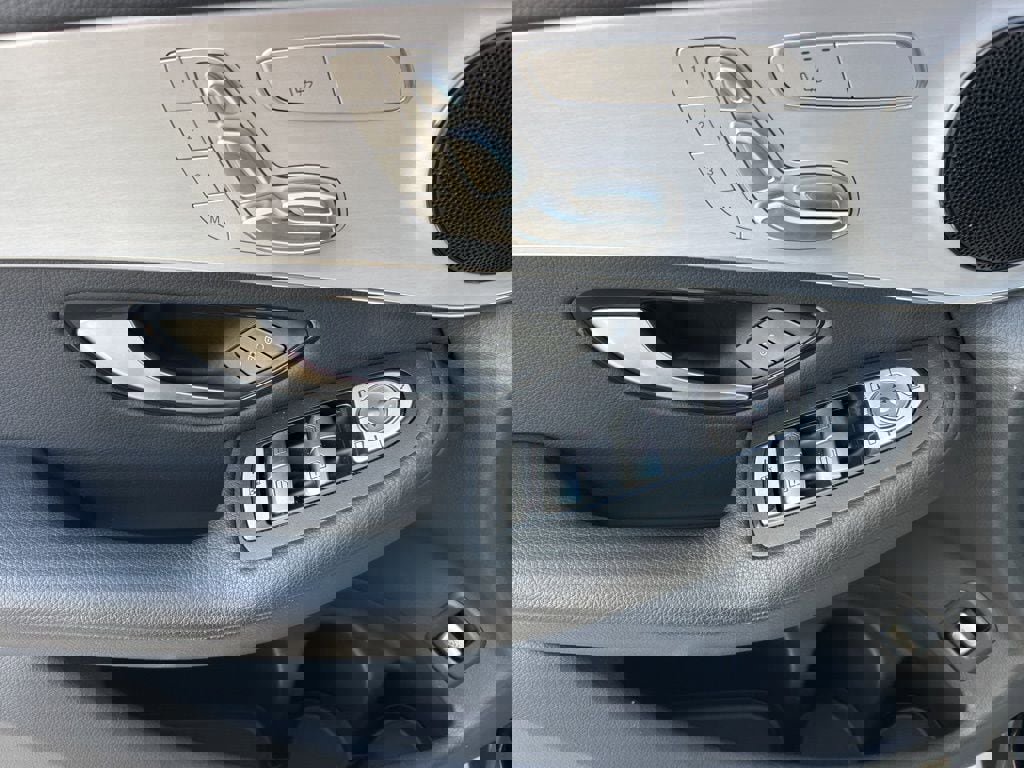 Used 2022 Mercedes-Benz GLC 300 w/ Premium Package Lite image 4