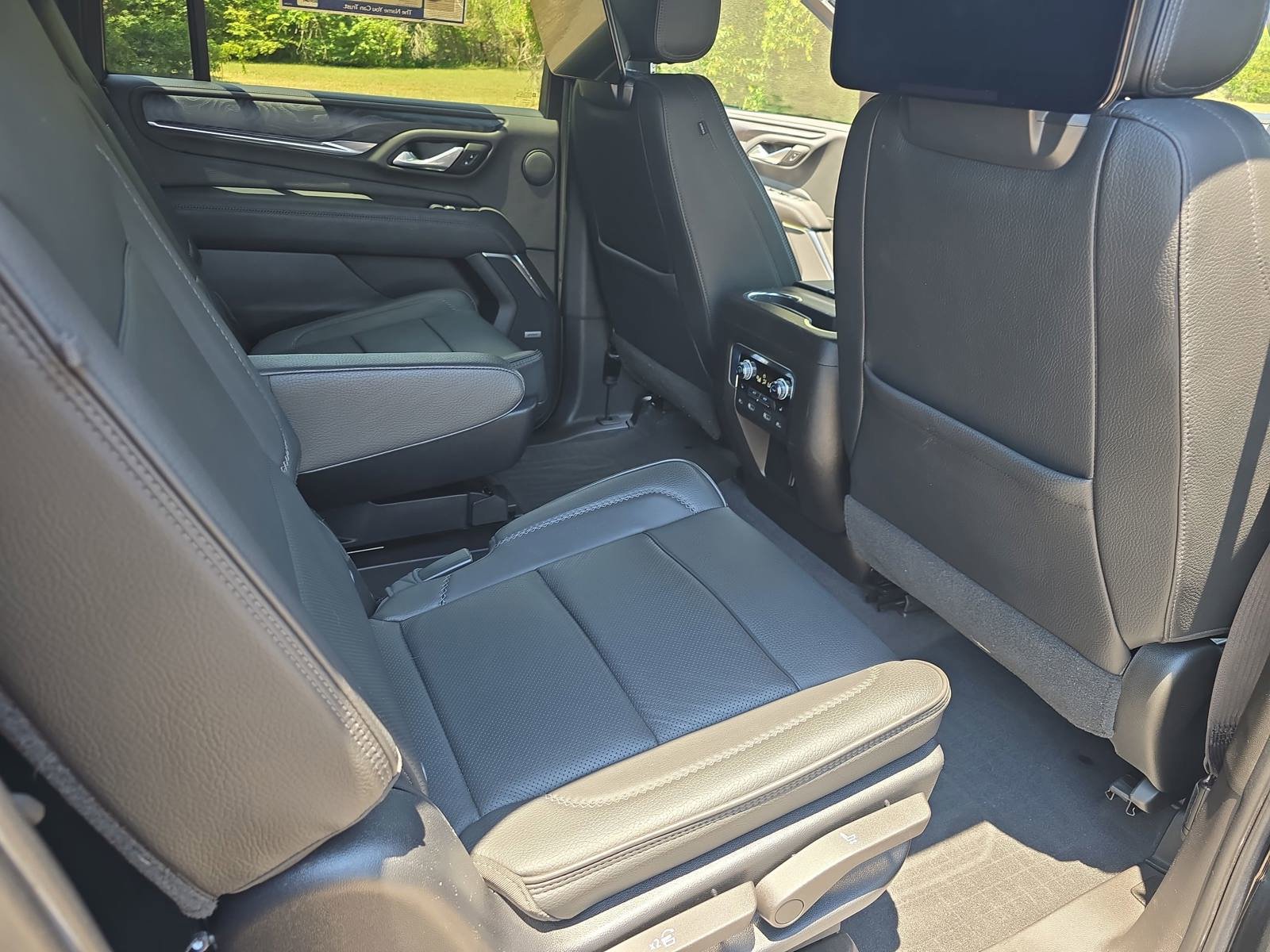 Used 2021 GMC Yukon XL Denali w/ Denali Premium Package AWD/4WD image 12