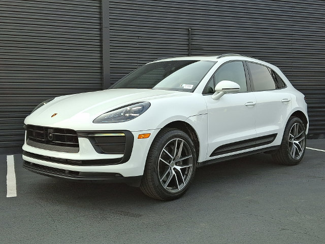 Certified 2026 Porsche Macan AWD/4WD image 1